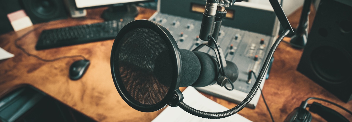 Cabina de Radio Ruge 14: micrófono y consola de audio